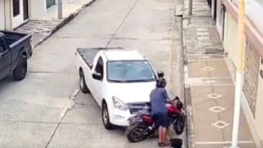 Surge nuevo justiciero: automovilista atropella tres veces a motociclista que asaltó a señora