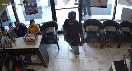 hombre intenta asaltar un salón de belleza, pero nadie le hace caso