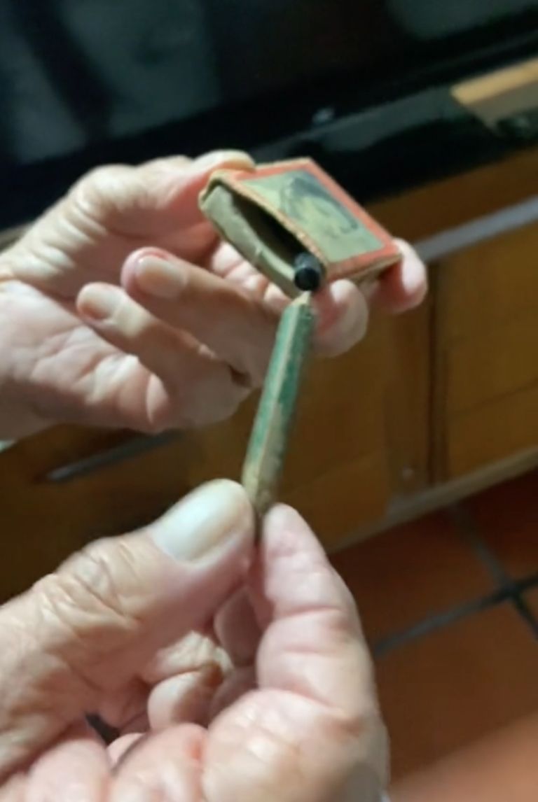 ¡Intenta no llorar!, abuelito guardó por 70 años una caja de cerillos con tierno detalle de su esposa