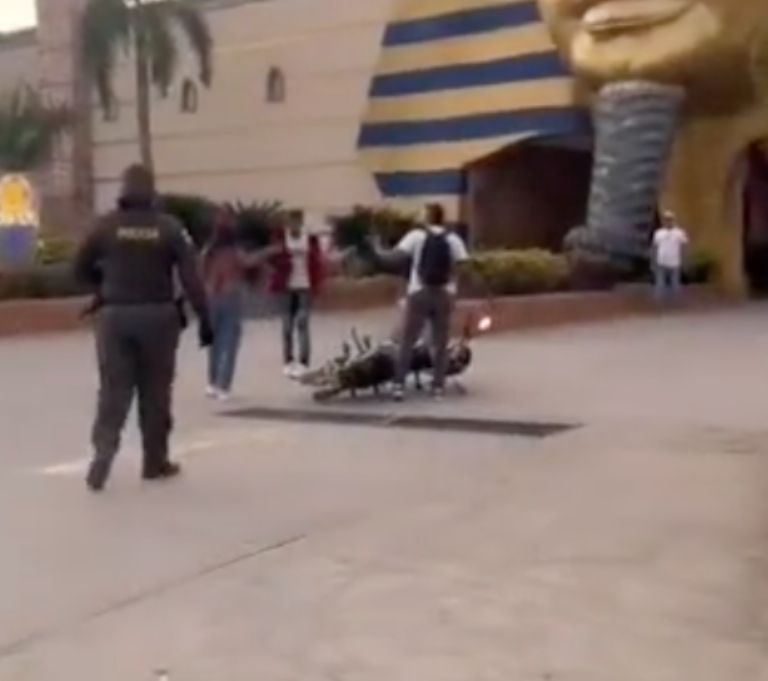 Atrapan a pareja infiel entrando a motel y todo acaba en puñetazos