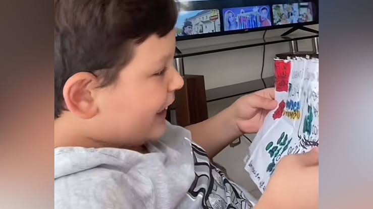 Mente de tiburón: niño vende chismes de sus compañeros en la escuela y se hace viral