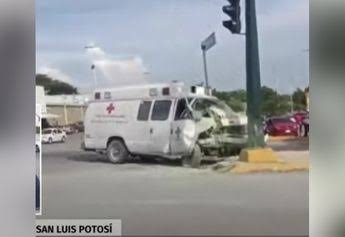 Ambulancia se estrella con auto en San Luis Potosí; muere paciente y médicos resultan heridos