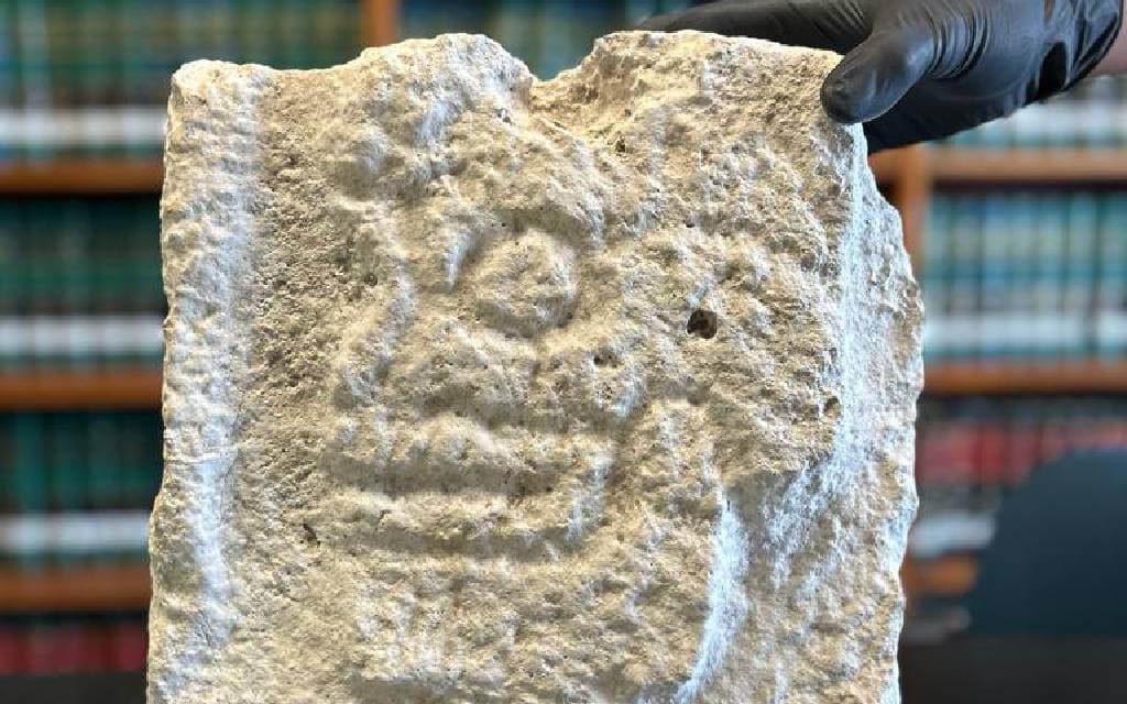 Alemania restituye a México un relieve tallado en roca