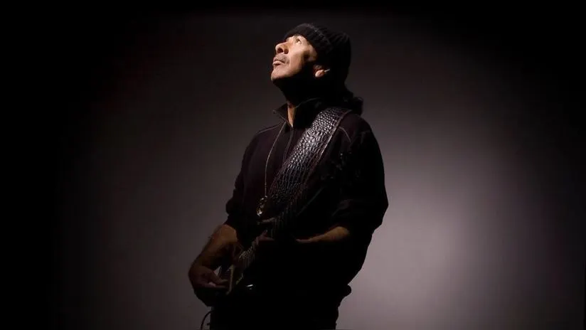 Carlos Santana se disculpa tras decir: “Una mujer es una mujer y un hombre es un hombre”