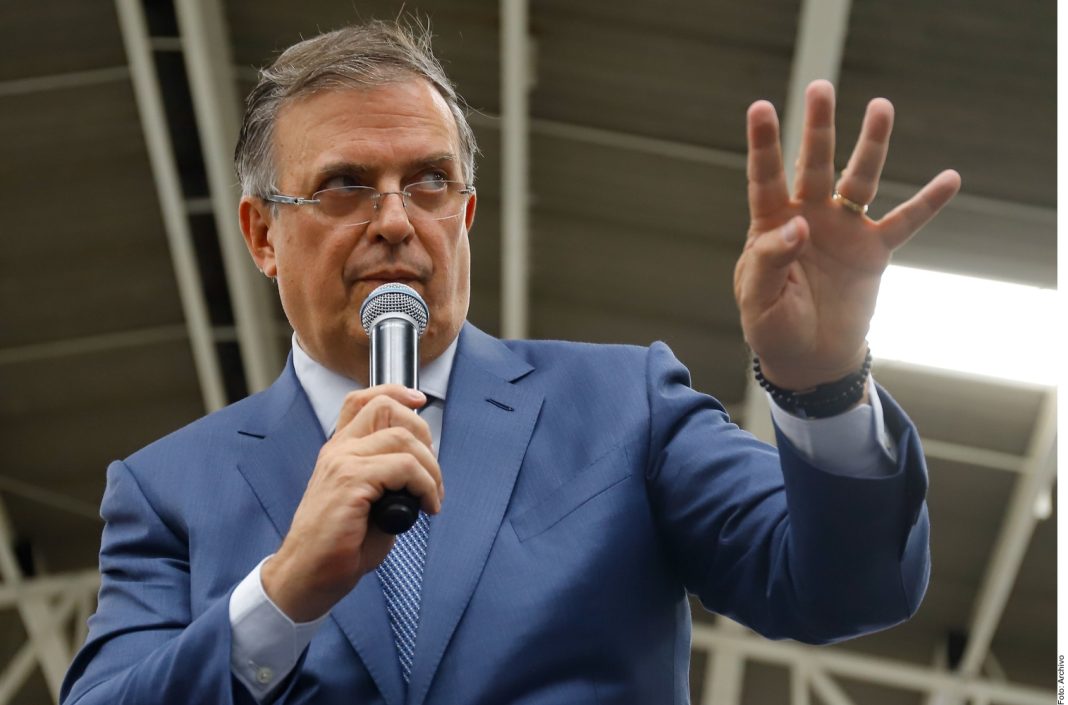 Acusa Ebrard desorden en encuesta de Morena