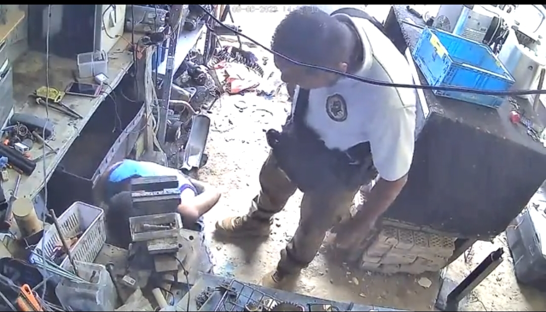 Suspenden e investigan a agentes que golpearon a herrero en Coahuila