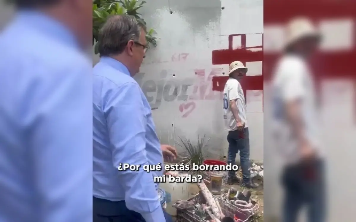 Ebrard sorprende a trabajadores borrando barda con su imagen | Video