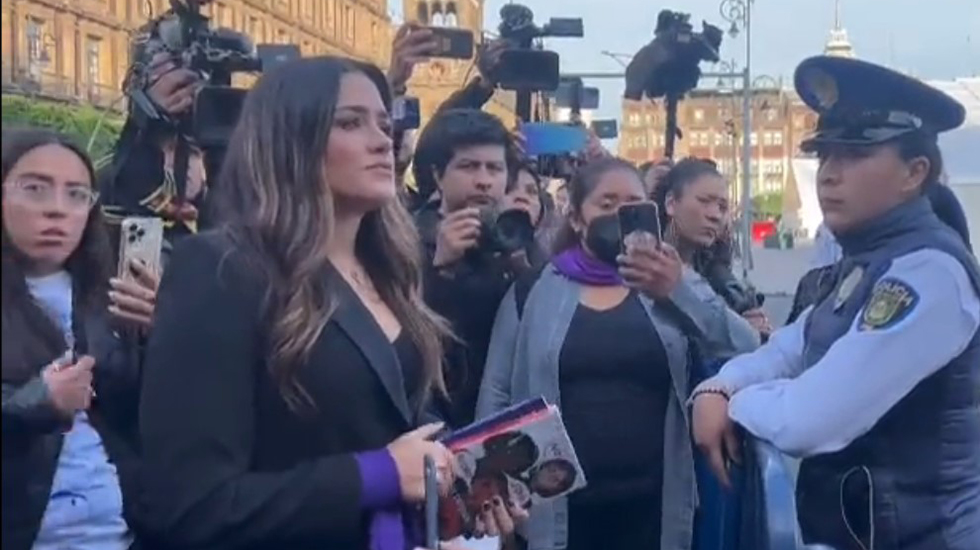 Feministas se manifiestan frente a Palacio Nacional; piden a AMLO no victimizarse