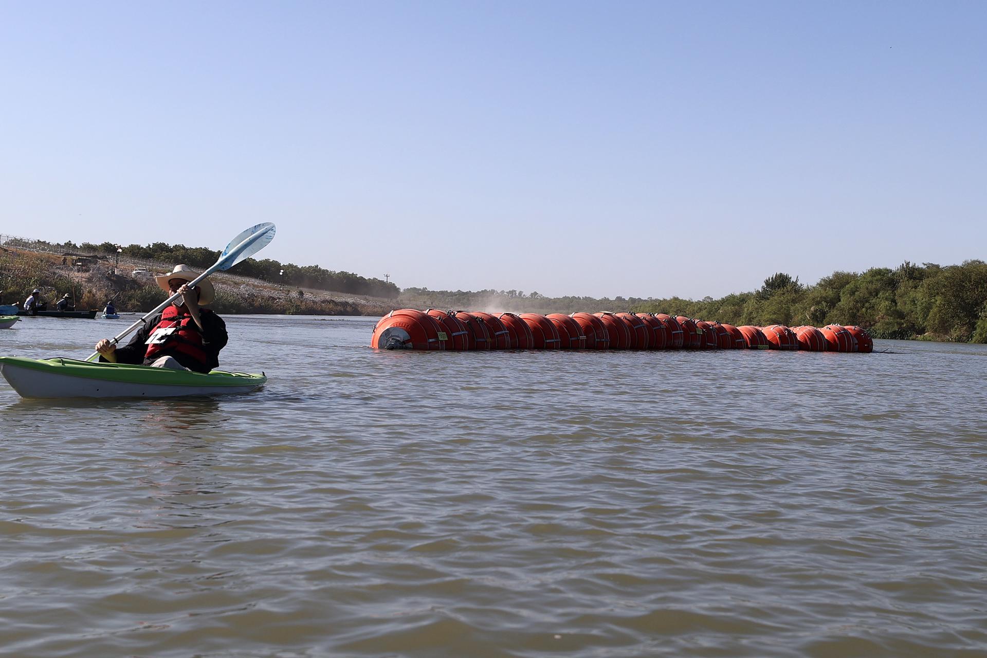 “Si se preocupara por vidas, haría su trabajo y aseguraría frontera”: responde Texas a AMLO por muro flotante