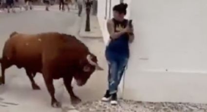 Mujer distraída en su celular es brutalmente embestida por un toro
