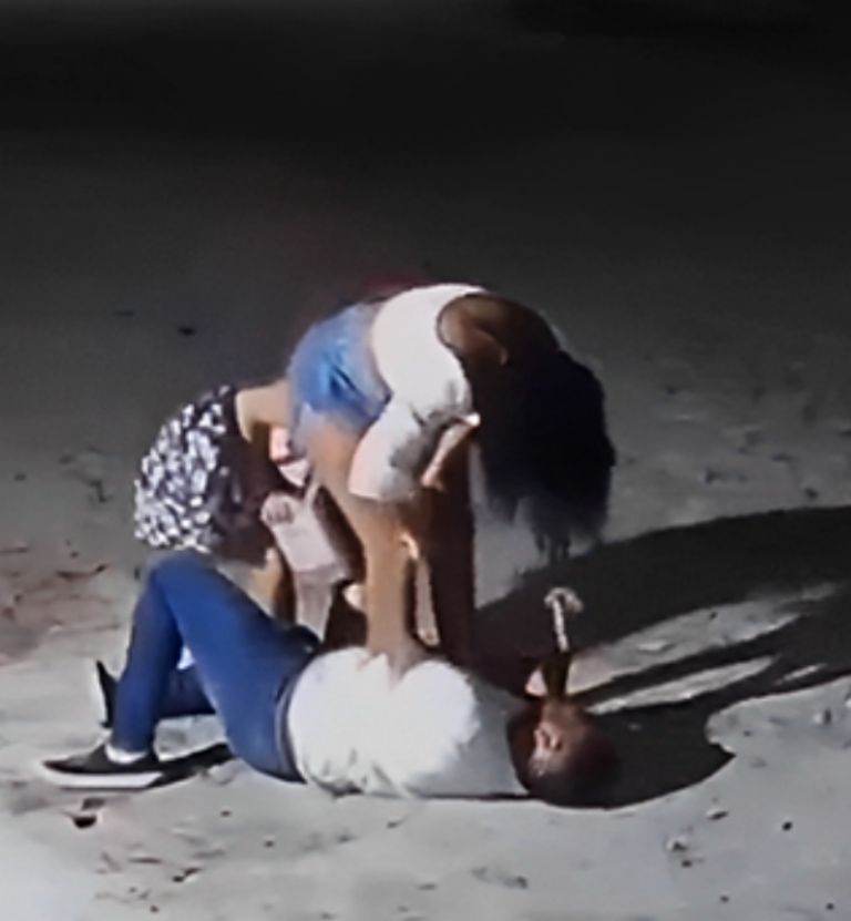 VIDEO: fue a ayudar a dos jóvenes “borrachas”, termina apuñalado y asaltado por ellas