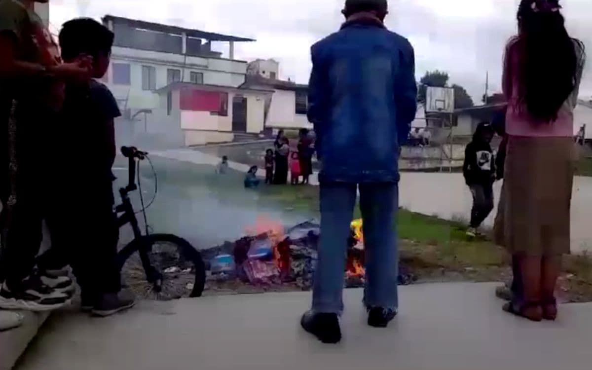 Queman libros de texto en comunidad de Chiapas