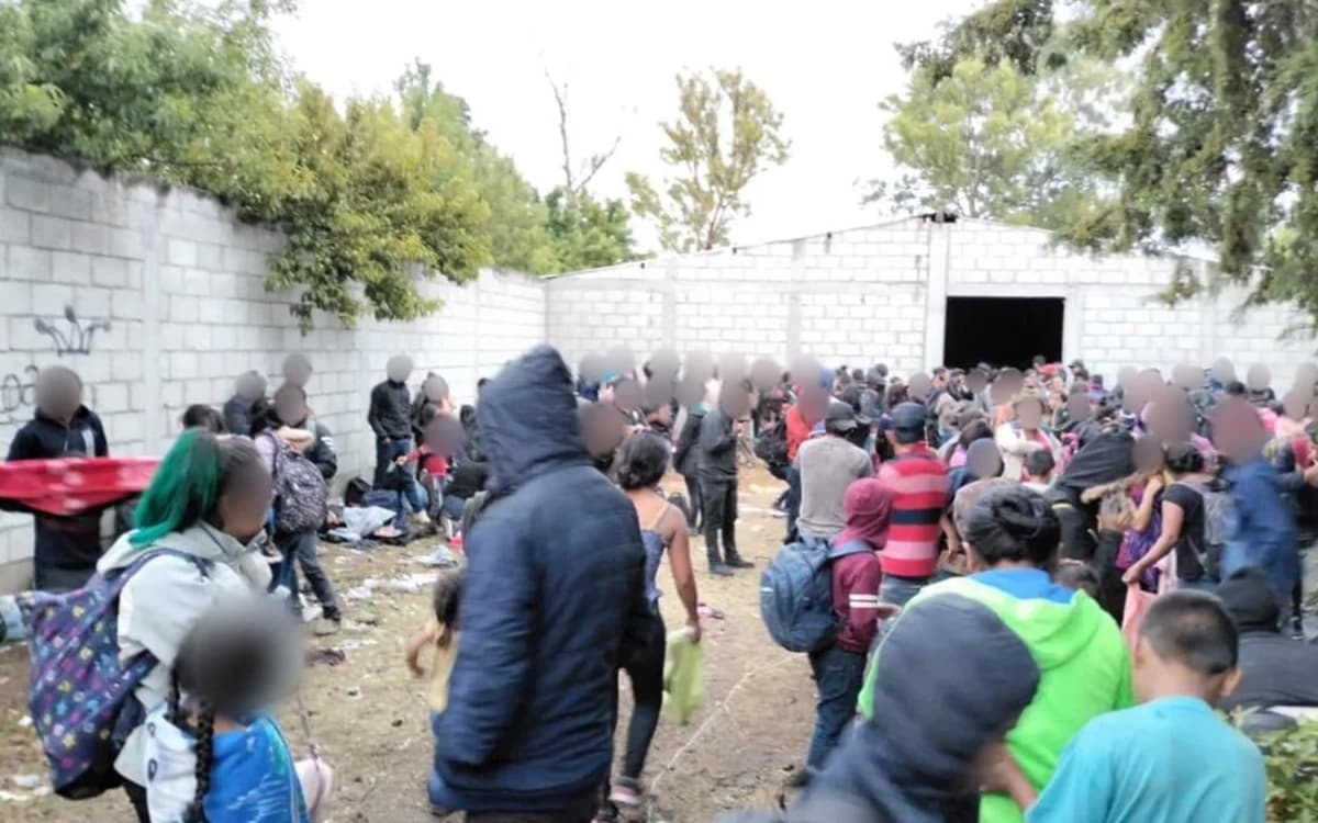 Rescatan a casi 500 migrantes retenidos en predio de Puebla; había 52 menores solos
