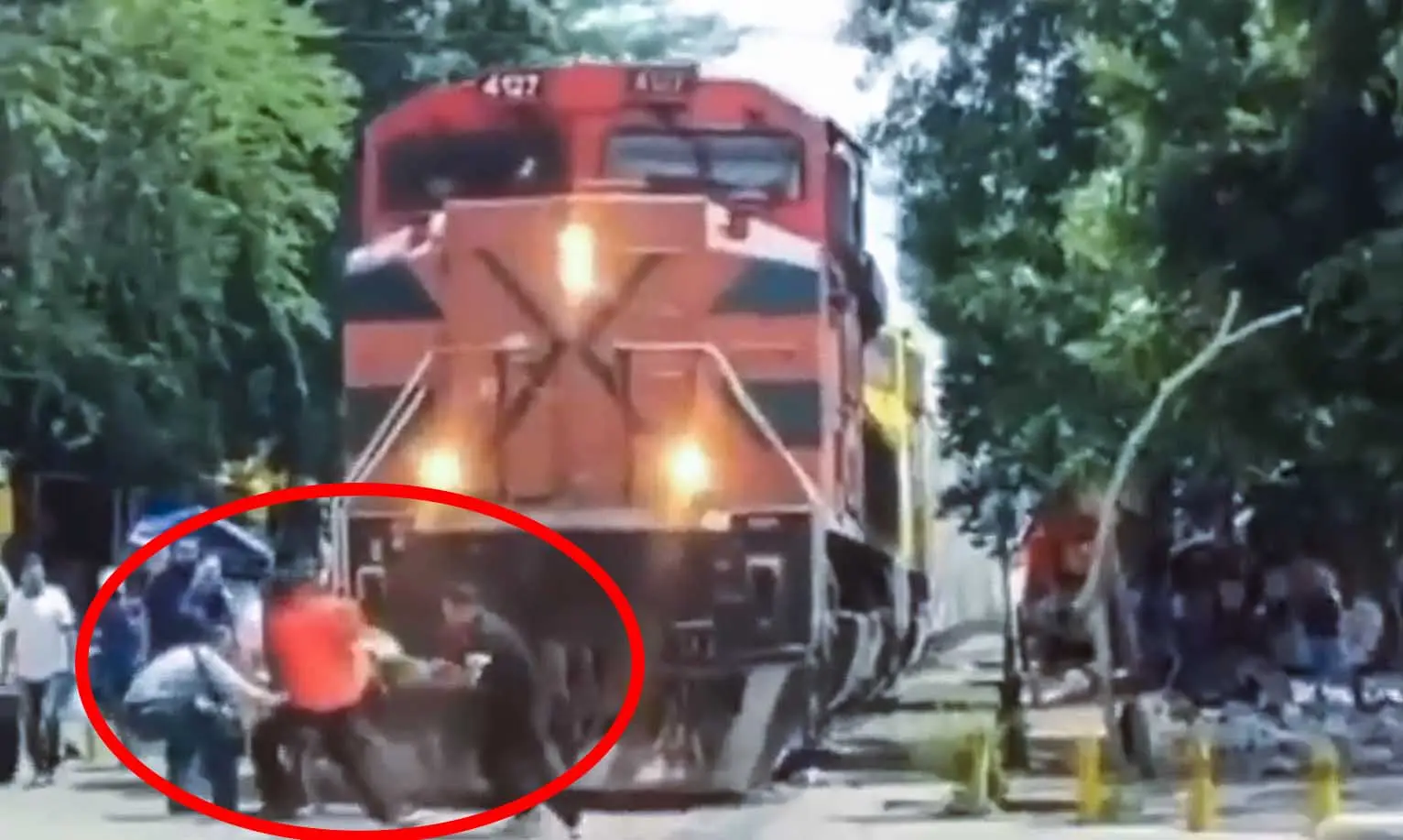 ¡En el último segundo! Salvan a hombre en silla de ruedas de ser arrollado por el tren