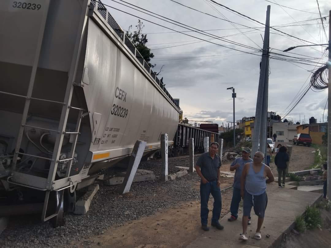 Se descarrila tren en Zacatecas: 12 autos fueron aplastados y una escuela quedó destruida