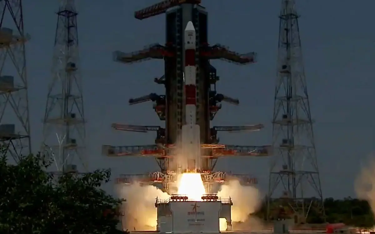 La India lanza con éxito su primera misión espacial al Sol