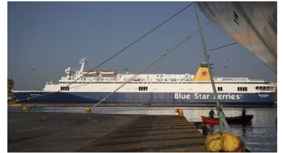 Por llegar tarde, tripulantes de un ferry avientan al mar a un pasajero y muere