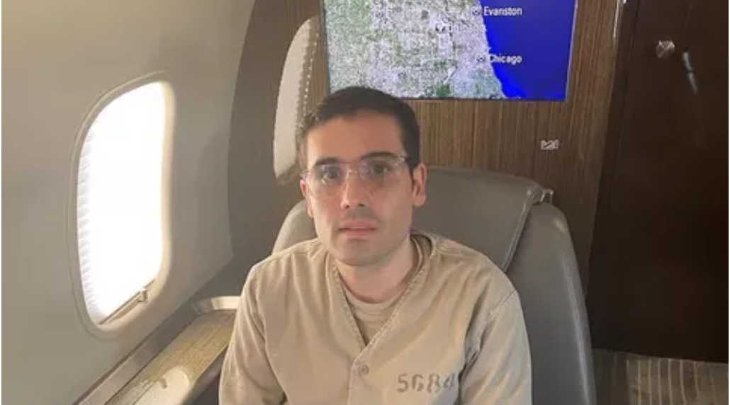 Difunden primera foto de Ovidio Guzmán al ser extraditado a EU