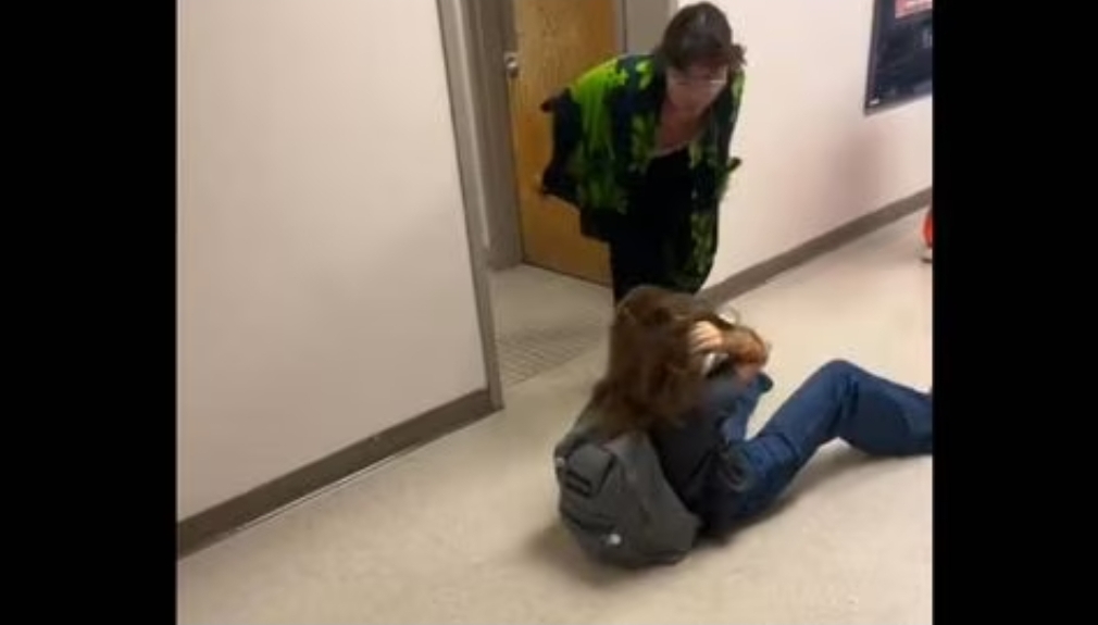 Video: menor trans golpea a niña en escuela de Oregon