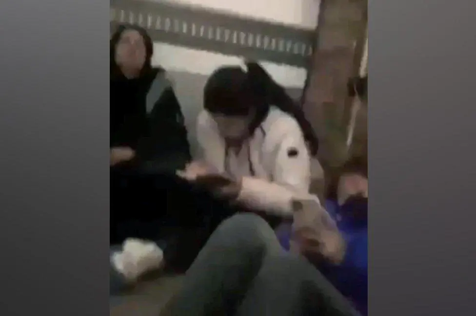 Una llamada desesperada a una periodista de la BBC salvó la vida en Francia de 6 supuestas migrantes atrapadas en un camión refrigerado