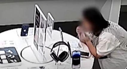 Mujer roba iPhone 14 rompiendo a mordidas cable antirrobo dentro de tienda