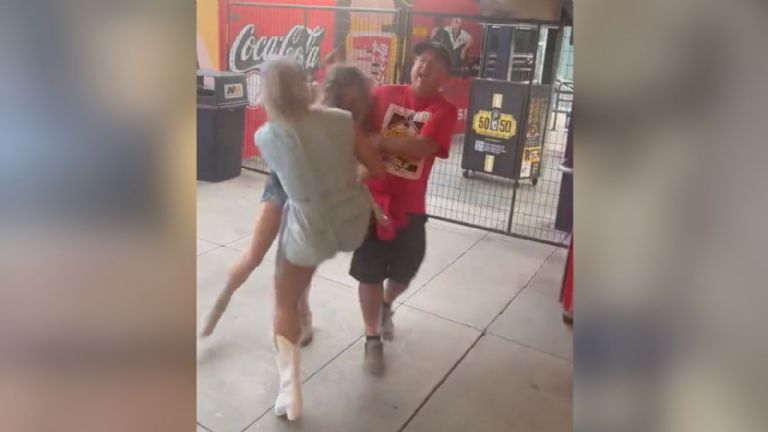 Captan brutal golpiza entre mujeres en los baños de un concierto