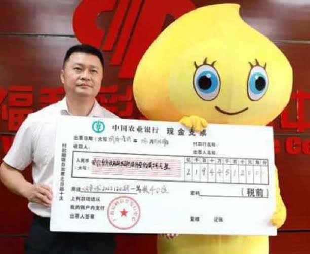 “Habrá señales”: Hombre gana la lotería y decide ocultarlo a su familia