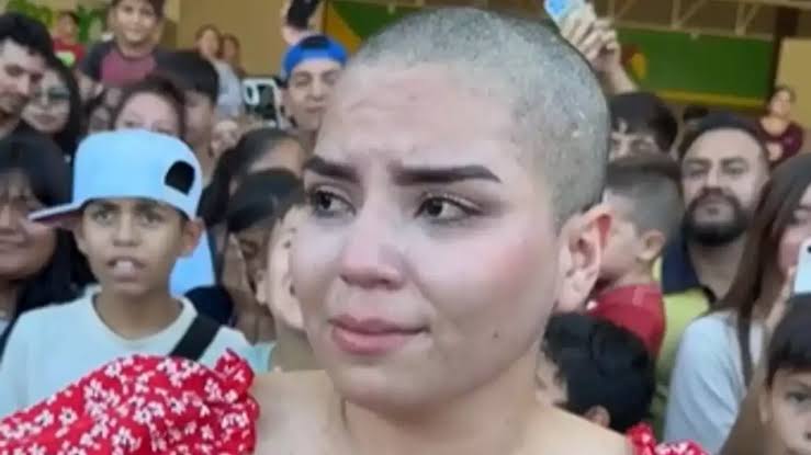 Le prometieron un Iphone si se rapaba, entró a un juego, lo perdió y se quedó pelona