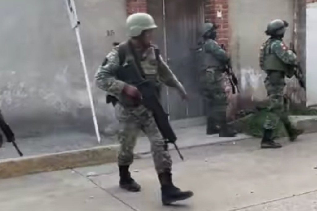 Habitantes de Arcelia, en Guerrero, acorralan a soldados y destruyen oficina del MP