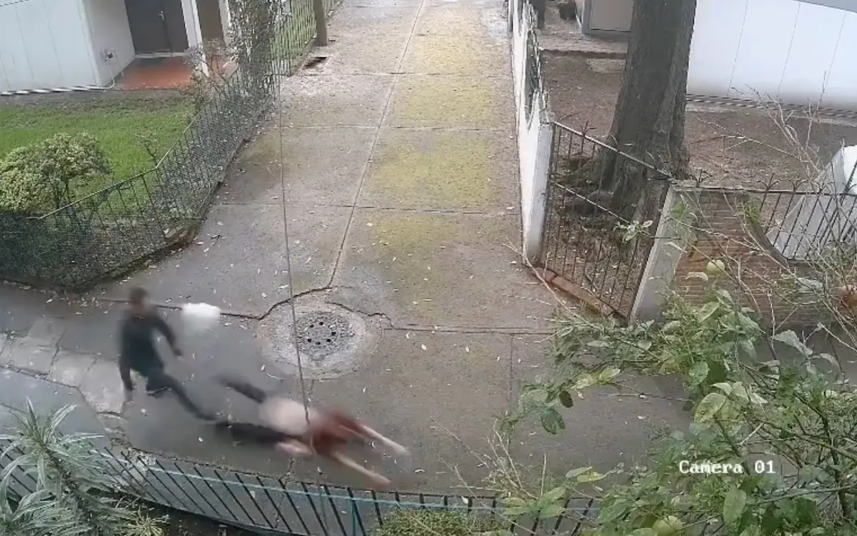 Video | Sujeto arrastra a una mujer para robarle sus cosas