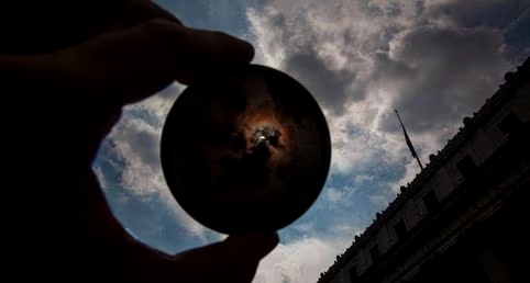 ¿Cómo ver de forma segura el eclipse solar anual de 2023, según la NASA?