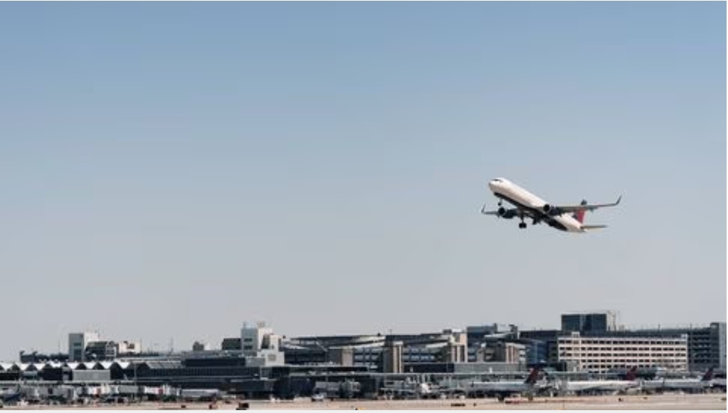 Terror en el aire: piloto intenta apagar motores de avión en pleno vuelo