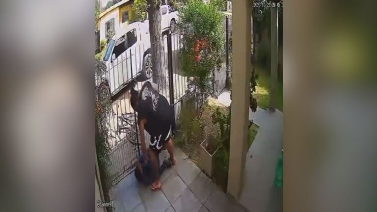 Se metió a robar una bicicleta y terminó recibiendo una brutal golpiza del dueño