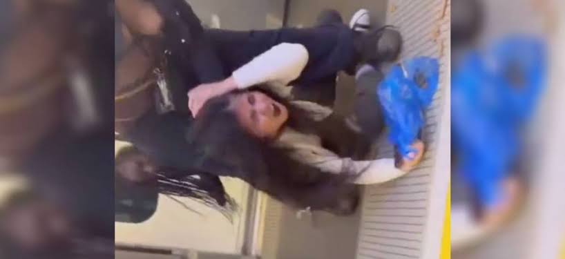 IMÁGENES FUERTES: captan a mujer horrorizada gritando mientras era golpeada por 2 personas en el Metro