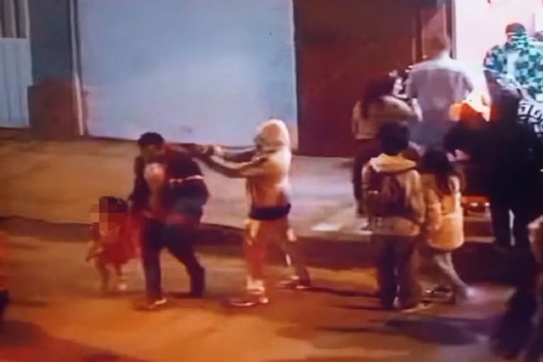 IMÁGENES FUERTES: sale a pedir calaverita con su hija de 3 años y lo matan frente a ella