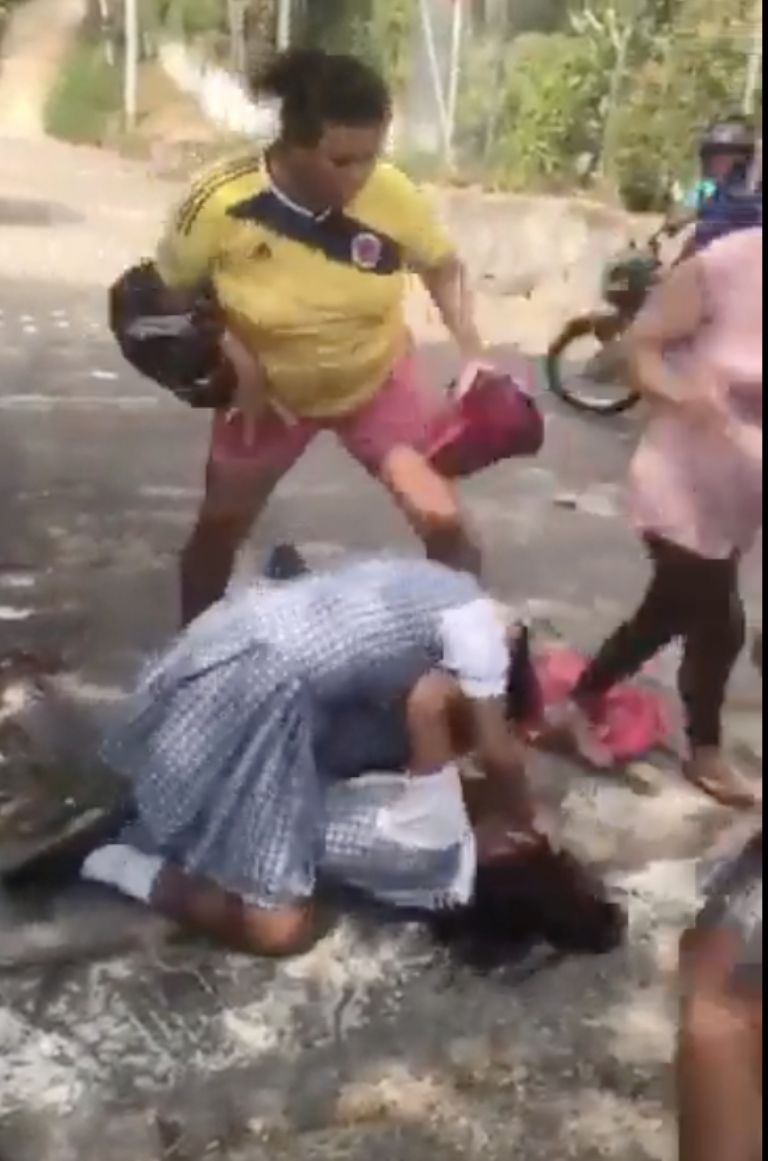 VIDEO: mamá golpea a niña de primaria y obliga a su hija para que la siga agrediendo