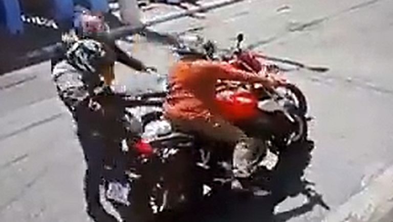Justicia divina: le roba la moto a abuelito y muere segundos después