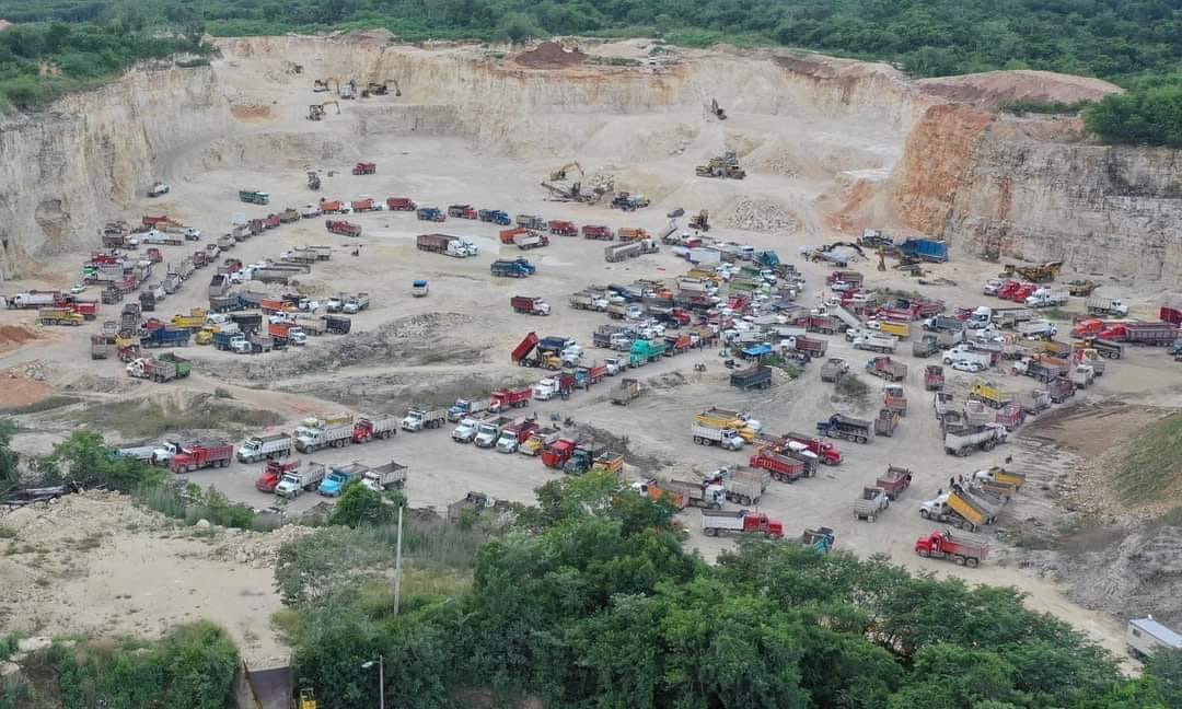 Por las afectaciones causadas durante semanas, los volqueteros que en días pasados bloquearon la carretera y accesos a los bancos de material pétreo, enfrentarán proceso judicial.