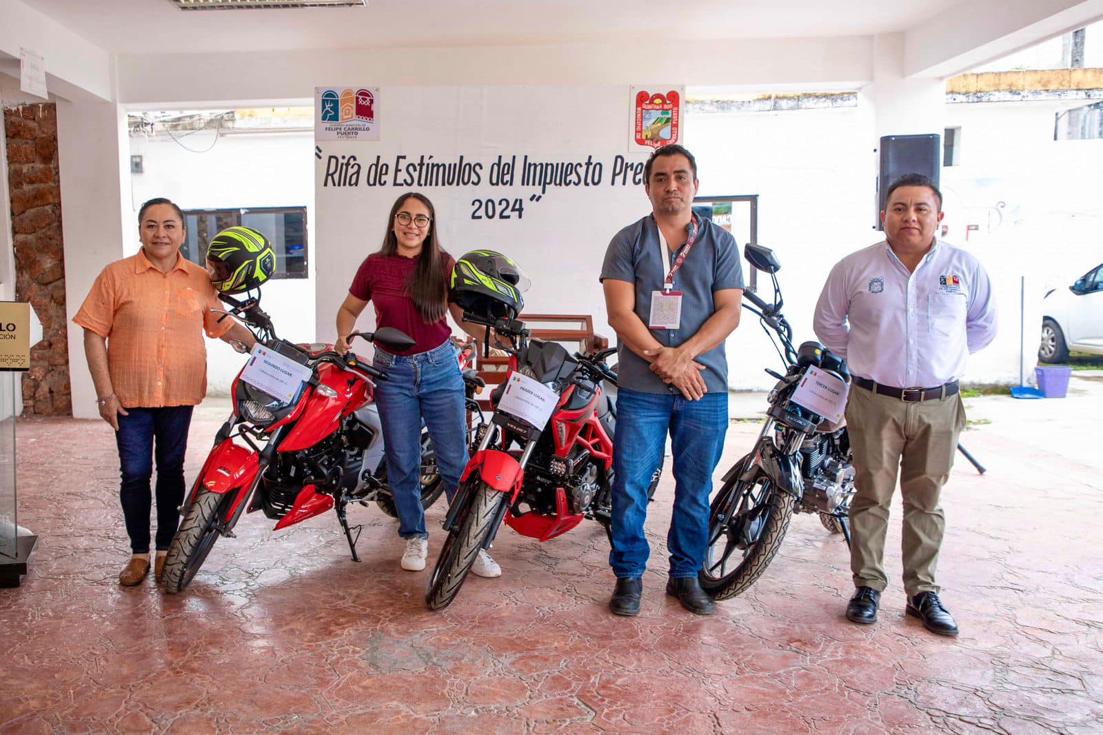 Mary Hernández encabeza exitosa rifa de tres motocicletas por Estímulos Fiscales 2024