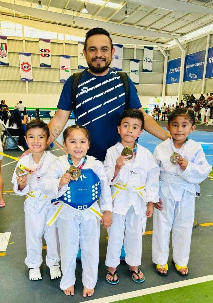 Taekwondoínes de la zona maya coronan en campeonato estatal