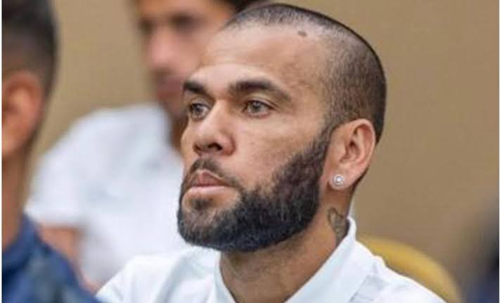 Dani Alves recibe fuerte condena de cárcel por violar a una joven en Barcelona
