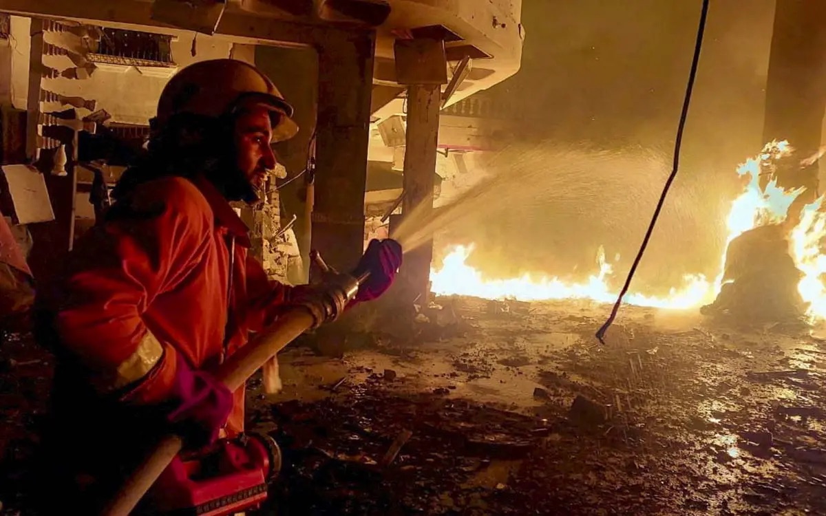 Al menos cien muertos tras bombardeos de Israel en Rafah; rescatan a dos rehenes