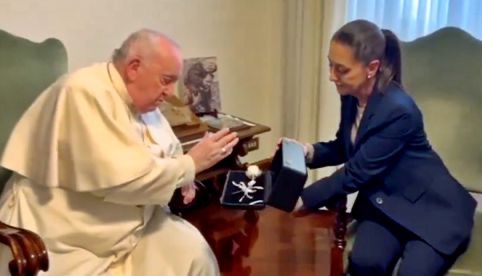 Sheinbaum pide a Papa Francisco bendecir una rosa de plata como regalo para mexicanos
