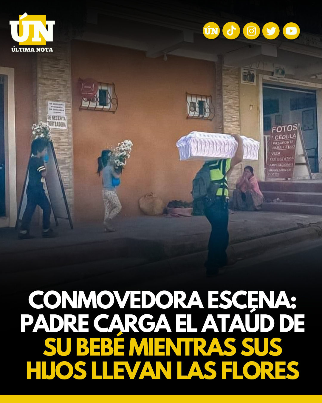 Conmovedora escena: Padre carga el ataúd de su bebé mientras sus hijos llevan las flores