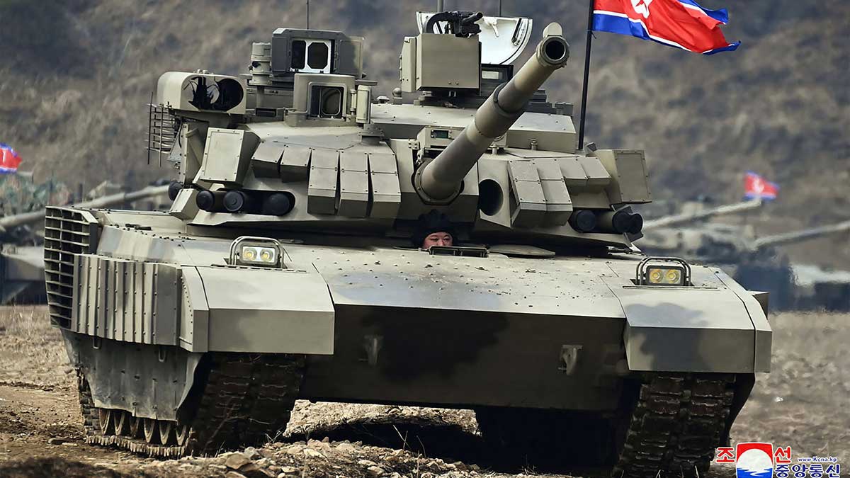 IMÁGENES: Líder de Corea del Norte presenta y maneja un nuevo tanque de combate