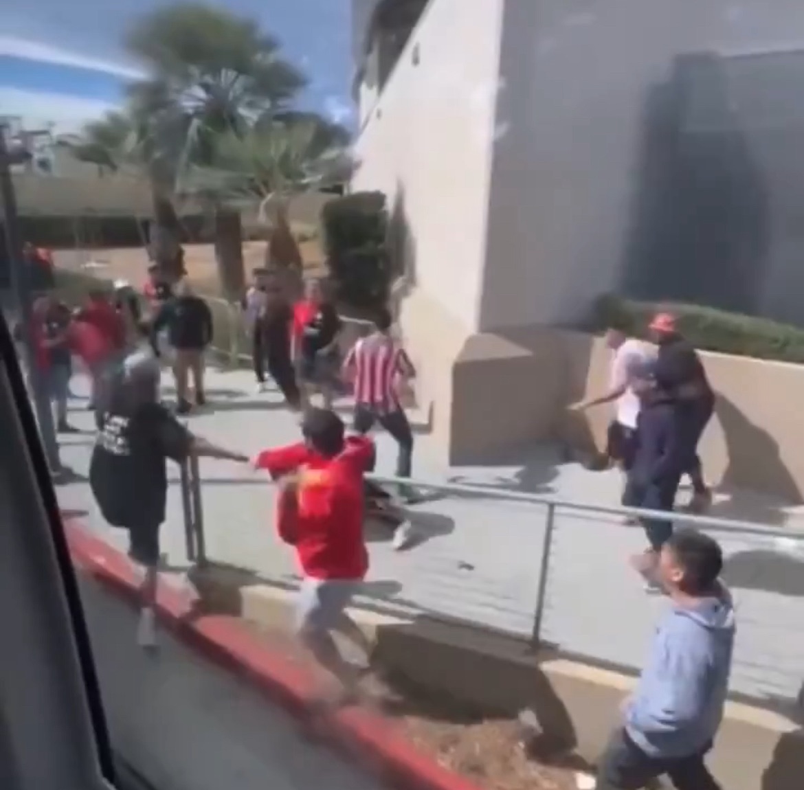 Batalla campal entre aficionados de Chivas y Atlas empaña Clásico Tapatío amistoso