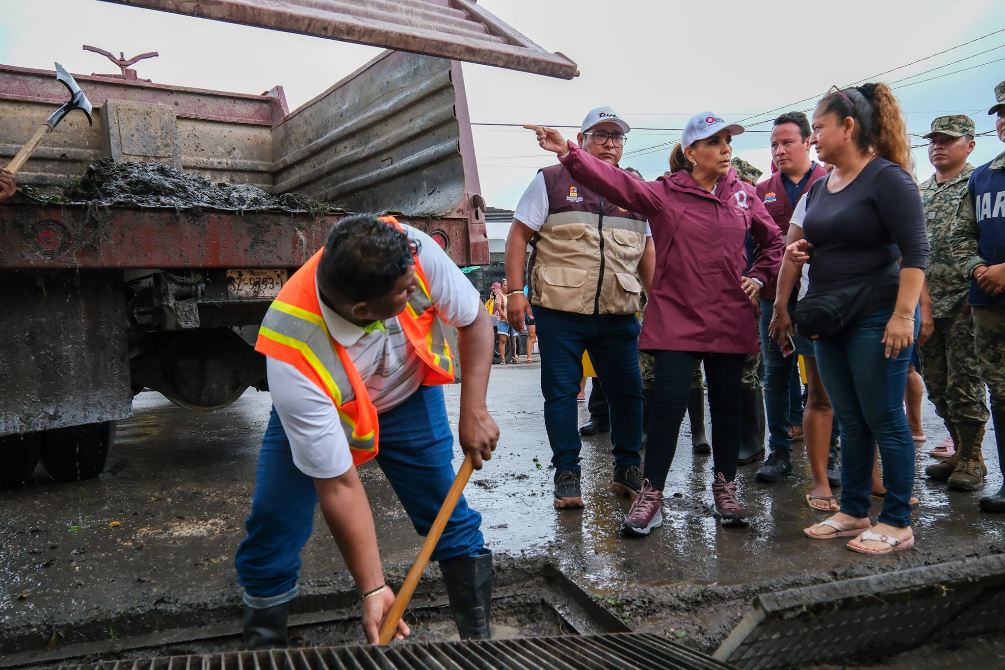 Mara Lezama recorre domicilios de la colonia Fidel Velázquez, una de las más afectadas de Chetumal