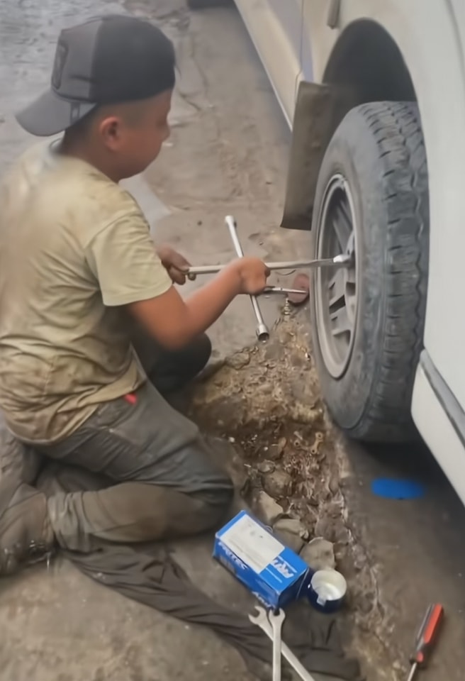 ¿Sabes que hace la gente en vacaciones? Sale a pasear, yo me la tengo que ching4r por que tengo que trabajar, dijo Dieguito el niño mecánico