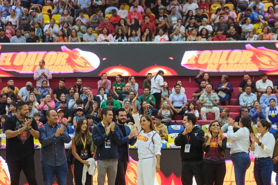 Reinaugura Mara Lezama el Poliforum Cancún, con el debut del nuevo equipo profesional El Calor de Cancún