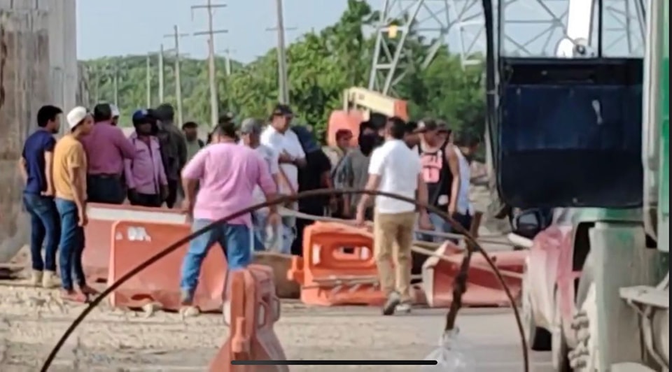 De nueva cuenta por incumplimiento en sus pagos, trabajadores del Tren Maya bloquearon la carretera Xulhá-Bacalar. El paso a Escárcega está libre.